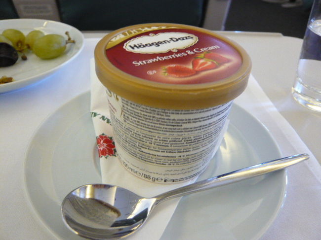 ←◆『ＫＥの機内食です♪』<br /><br />コーヒーと一緒にアイスクリーム<br /><br />ハーゲンダッツは戴きました(^。^）