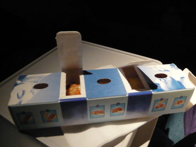 ←◆『ＫＥの機内食です♪』<br /><br />映画を見てたら、何か良い匂い<br /><br />薦められて戴きましたが、何？