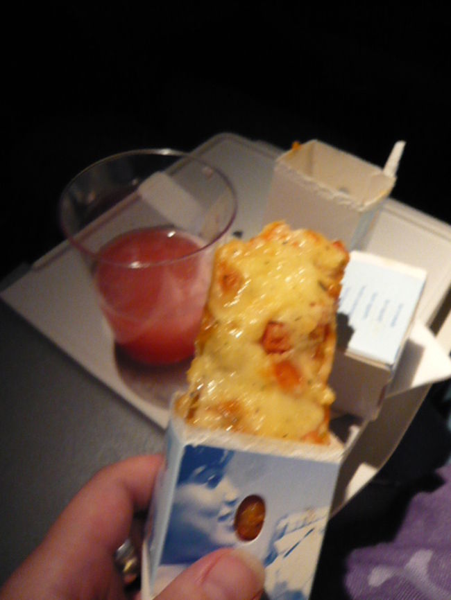 ←◆『ＫＥの機内食です♪』<br /><br />スティック状のピザでした(^へ^;<br /><br />うーん、完璧にブロイラーですネ