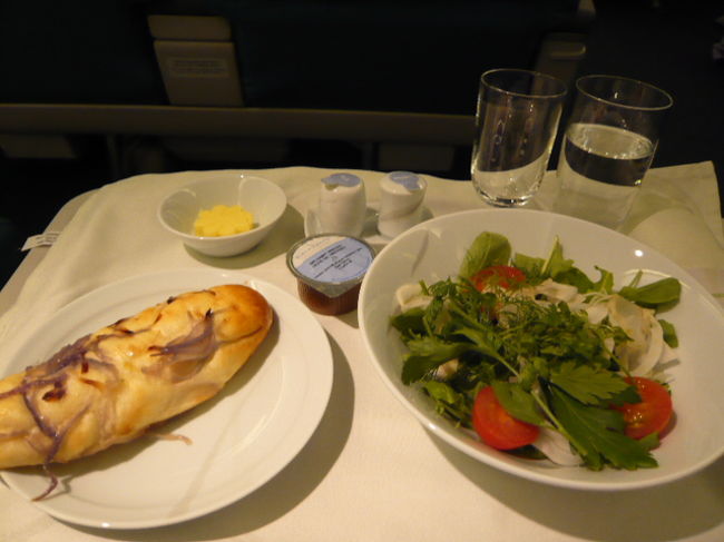 ←◆『ＫＥの機内食です♪』<br /><br />ちょっとウトウトしてたら・・<br />すぐまたお食事タイムで(^へ^;<br /><br />まずサラダと玉葱のパンですね