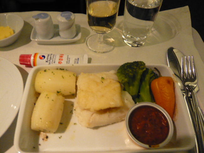 ←◆『ＫＥの機内食です♪』<br /><br />メインは左がジャガイモです<br /><br />真ん中は白身魚でした、ハイ