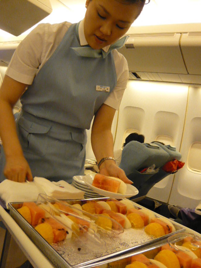 ←◆『ＫＥの機内食です♪』<br /><br />綺麗にディスプレイした果物<br /><br />