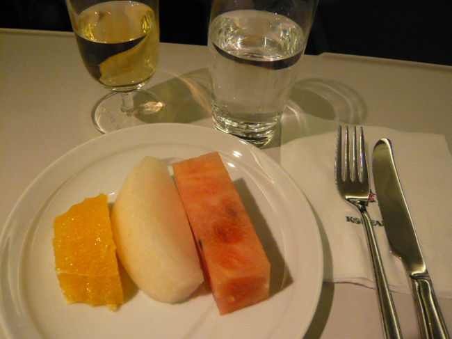 ←◆『ＫＥの機内食です♪』<br /><br />左からオレンジ・梨・スイカで<br /><br />不思議な取合せですが美味しい