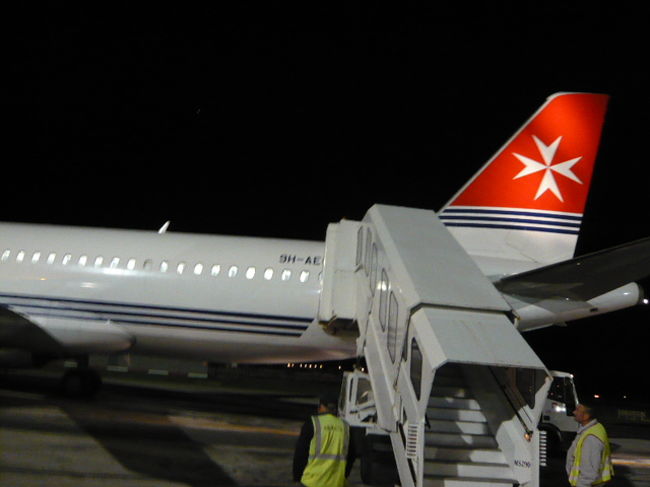 ←◆『エア・マルタです♪』<br /><br />ローマでＫＥを降り、即乗換え<br /><br />無事マルタエアーのカウンター<br />を見つけそこで発券して貰った