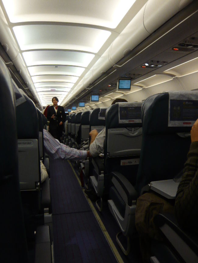 ←◆『エア・マルタの機内♪』<br /><br />10分程度遅れて機内に乗り込み<br /><br />私の席は後から３列目位でした