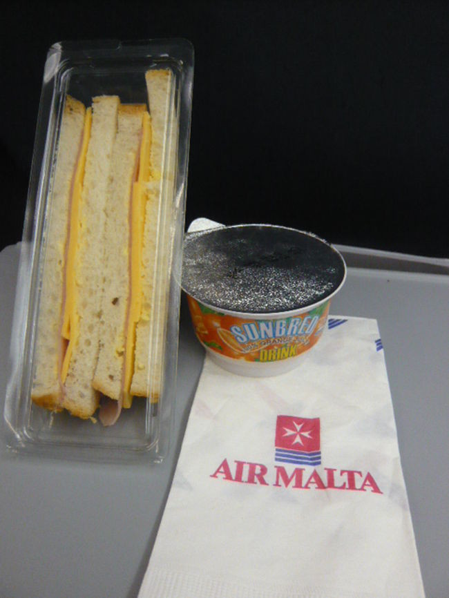 ←◆『エア・マルタでも♪』<br /><br />おい、おーい・・（￣◇￣;）<br /><br />これ以上もう食べられまへん<br /><br />という事でこのまま持ち帰り