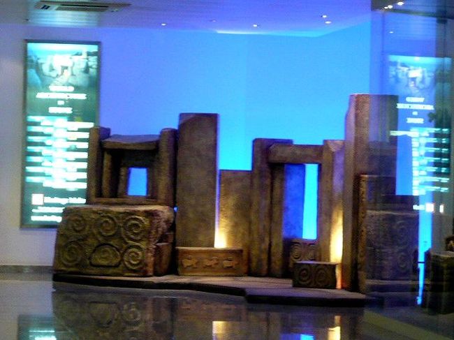 ←◆『マルタの空港にて♪』<br /><br />空港内のオブジェも巨石神殿<br /><br />