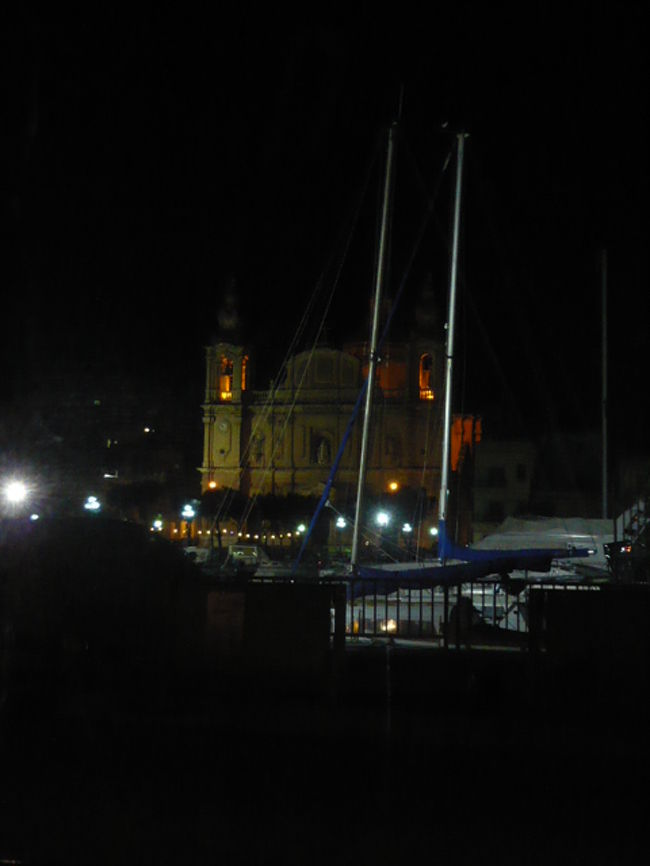 ←◆『マルタの街並み♪』<br /><br />タクシーで15分位乗ったら<br /><br />こんな港を通過しました〜<br /><br />