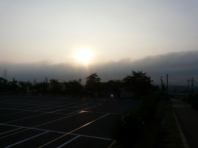 伊那市みはらしファームに朝日が上がってきました。