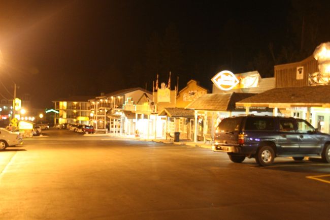 キーストーン　サウスダコダ州「Keystone SD」マウントラッシュモアへの観光地です。見学の後、通過地点ですが、アメリカ独特の黄色の街路灯の美しさに、惑わされ、わざわざ駐車して夜景を撮りました。