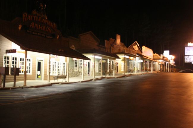 駐車場を出るまで数分の渋滞でした。坂道を下り、ラピッドシティへ車を飛ばしていましたが、この夜景に誘われました。