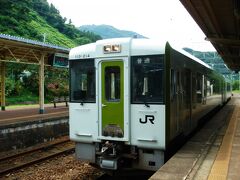 港町酒田へは１時間ほどの列車旅。

駅員さんからは特急が早いよと言われましたが、１０時７分の特急『いなほ１号』を見送り、あえて１０時１９分の普通酒田行きに乗車します。

２つ手前の鼠ヶ関からやってきたのは２両編成キハ１１０形。
新潟支社には交流を走れる普通電車が無い為、電化区間でもディーゼルカーです。