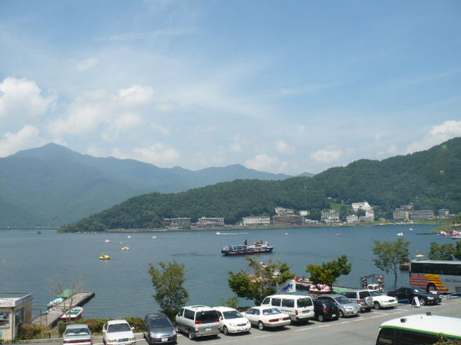 昼食のオプションを申し込んだ人たちは、<br />目の前のレストランへ案内されていました。<br />通り沿いにずらっとレストランが並んでいて、<br />どこでも湖を眺めながら食事ができます。<br /><br />私たちの入った湖に極近のレストランからの<br />眺め。