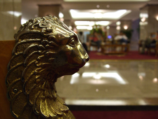 「レジェンド・ホテル」にとうちゃくー！<br /><br />ちなみに写真は、エントランスの椅子についてるライオンです。<br /><br />エントランスが意外にも豪華でビックリ。<br />さすがHISのツアーで「ラグジュアリーホテル」に<br />カテゴライズされるだけあるのねー。