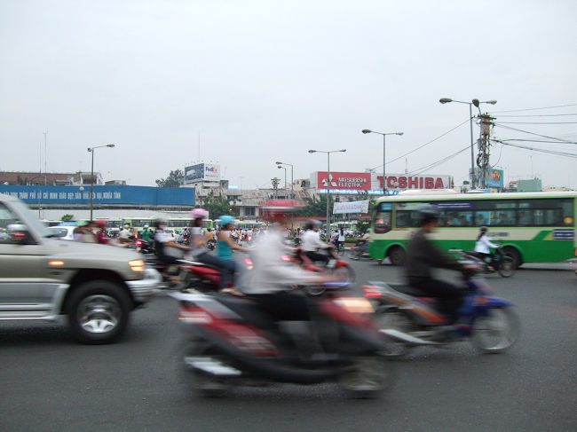 ホーチミン市街。<br /><br />到着日の午後を利用するオプションツアーで、<br />市内のいわゆる観光名所を回ります。<br /><br />この車＆オートバイ＆自転車は、<br />やっぱり生で見るとすごかったです。<br /><br />こんなところ、運転できん！