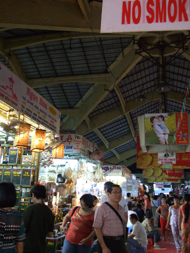 ドンコイン市場へ。<br /><br />ここもすごい人だかりです。<br /><br />地元の人と観光客にまっぷたつ、な客層。