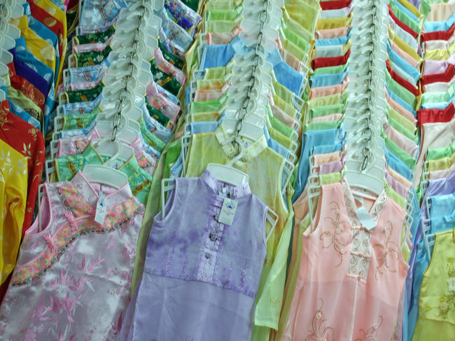 これでもかと並んでいる、衣服。