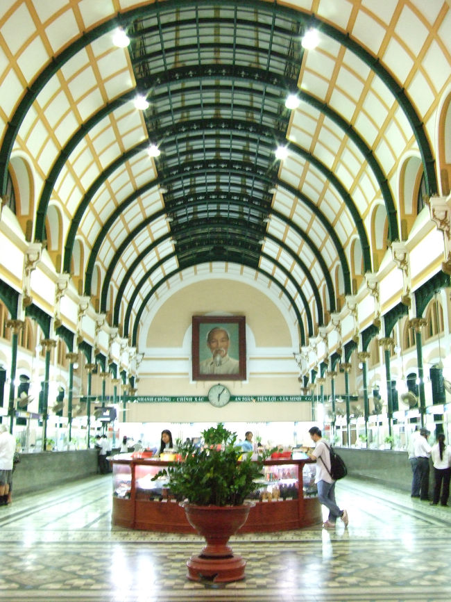 お次は、中央郵便局に。<br /><br />特に用もないのに中に入るわけですが、<br />中に入るとその建築美にちょっとビックリ。<br /><br />こんなにモダンなのねー。<br /><br />（ちなみにこの前に人民委員会庁舎にも行きましたが、<br />それはただ眺めるだけなので、割愛）