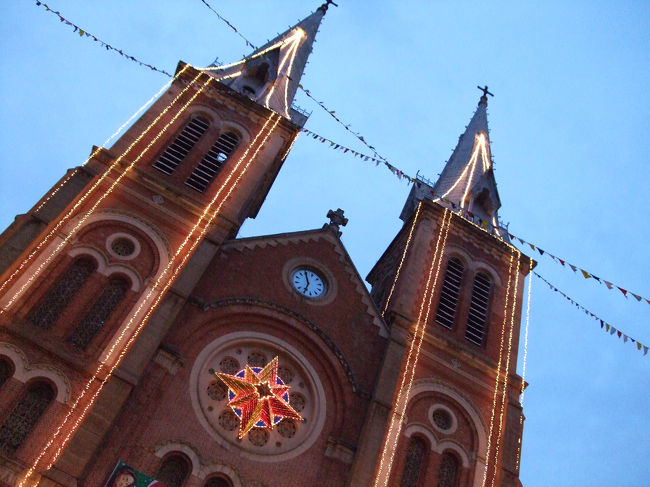 聖母マリア教会。<br />中央郵便局の隣にあります。<br /><br />ここは観光コースになっていることを知っているんでしょう、<br />地元の子どもたちがいろんなものを売りに集まってきます。<br /><br />けど、その子たちの目のキレイなこと。<br />例えば僕がセブとかで見た同じような子どもの目は悲惨なほど濁ってましたが、<br />ホーチミンの子どもたちの目は、すごくキレイでした。<br /><br />なんでなんでしょう？<br />