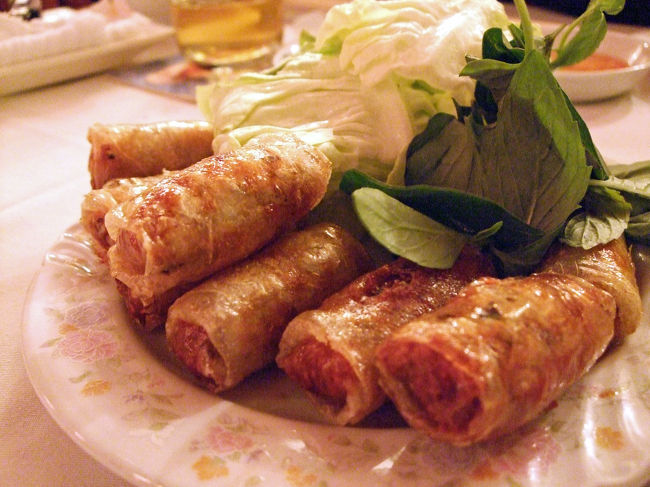 夜ごはんは、現地のHIS添乗員さんに連れられるがままにベトナム料理屋へ。<br />（すいません、名前忘れました）<br /><br />ふつうに揚げ春巻とかを食べる。<br />ふつうにおいしかったです。<br /><br />一日目、終了〜。