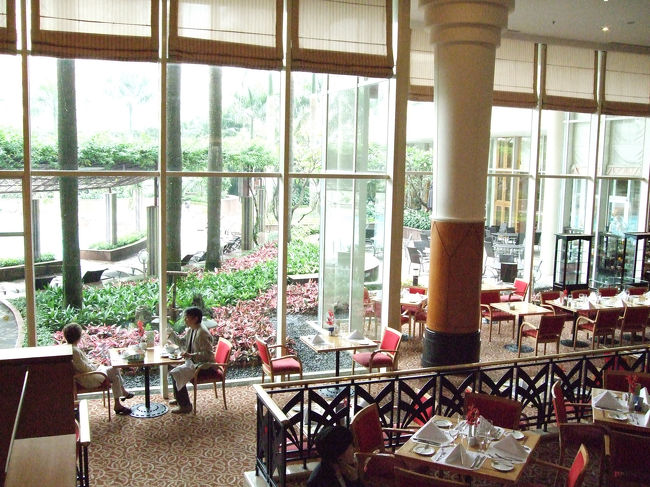 「レジェンド・ホテル」の朝食ビュッフェ。<br /><br />窓からの光が気持ちいいです。