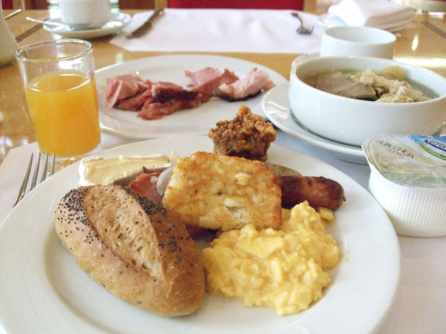 朝ごはん。<br /><br />卵料理やソーセージなどのコンチネンタルブレイクファスト的なものもありつつ、<br />フォーが美味しかった！<br /><br />市内にある「フォー24」とかのお店より美味しかったかも…。