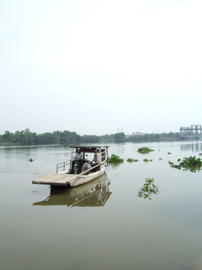 港町（？）というか、川沿いの待ちみたい。<br />（サイゴン川かな？）<br /><br />ポツンと浮かぶ舟。