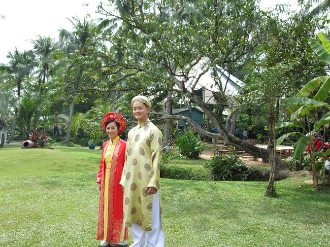 近くには大きな公園（？）があって、<br />何組ものカップルが結婚式の前撮りのようなものをしていました。