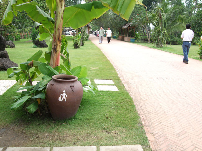 こんな感じで、公園の中に遊歩道があります。<br /><br />で、かわいらしいゴミ土器。