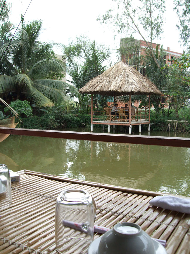 ちょっと移動して、昼ごはん。<br />たしか「Cadao」というレストラン。<br /><br />こんな風に、池の中に木で組まれているステージみたいなところで食べます。<br /><br />けどここは言葉がなかなか通じなくて困ったー。