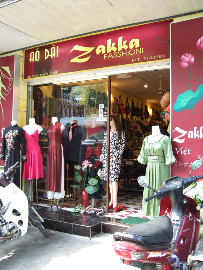 15〜16時にはホーチミンに戻ってきて、<br />そこからアオザイを作りにこのお店へ。<br />「Zakka」というお店です。<br /><br />かにころくん（奥さん）のオリジナルアオザイを作りました。<br />ここで採寸・注文して、翌日にホテルまで届けてくれます。<br />（そのアオザイは、今でも愛用してます♪）
