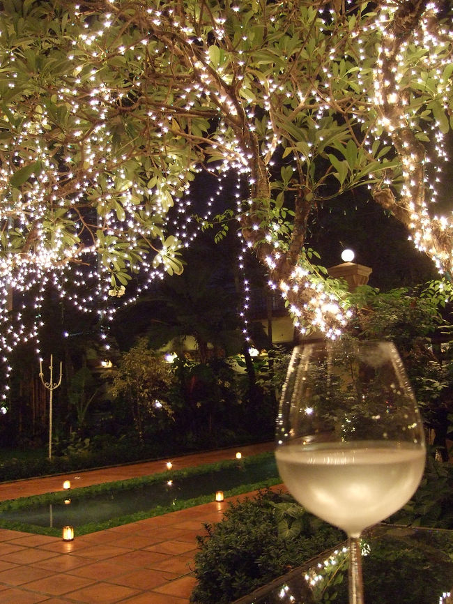 夜は「レジェンド・ホテル」から、タクシーでレストランへ。<br />（すいません、名前忘れました…）<br /><br />ほんとは隣のお店が目当てだったものの、<br />たいそう混雑していたのでこっちへ。<br /><br />エントランスは華美な電飾、<br />内部は洋風でちょっとレトロな感じがなかなか楽しめます。<br /><br />お料理もなかなか美味しかった！<br />（手元に地図とかあれば思い出せるんですが…）<br /><br />これで、二日目終了〜。