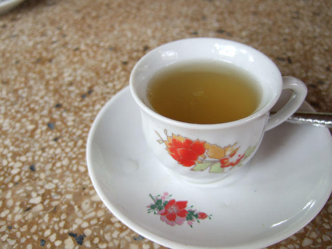 そのハチミツ入りのお茶が出てきたり…。<br /><br />で、その後に<br />「どうですか、このハチミツ買いませんか？」<br />と誘われたり。<br /><br />（まあ、観光地の定番コースです）