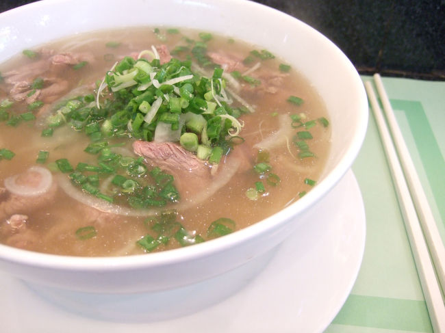 パクチーなどの薬味が別のお皿でくるのは、<br />なにげにうれしい（便利）ですねー。<br /><br />ただ僕はそんなにフォーマニアではないので、<br />「へえ、まあこんなもんだろうなー」<br />という感じでした。<br /><br />「レジェンド・ホテル」の朝食ビュッフェのフォーの方が美味しいかも、<br />ってのは言っちゃいけないんでしょうかね…。