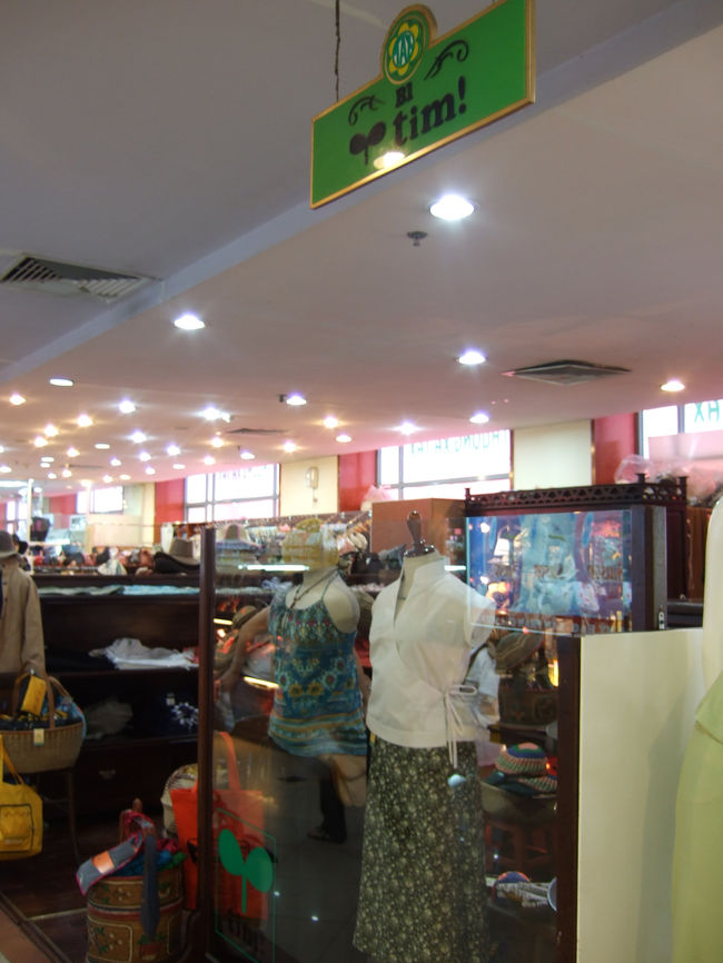 ここですっ！<br />今回の旅行の最大の発見！<br /><br />「tim! Saigon」というTシャツ・雑貨屋さんです！！<br /><br />サイゴン・タックス・トレードセンターの2F（？）にあります。<br /><br />何が良いって、どうやら日本人のデザイナーさんが作っているらしいです。<br />「ベトナムは雑貨屋さんがカワイイ！」なんてよく言ったりしますが、<br />どうも僕としてはちょっと違和感があるんですよね…。<br /><br />けれどここのお店は、そんなベトナム感をうまく日本的に消化してくれていて、<br />僕の好みにはピッタリでした。<br /><br />Tシャツ、パンツなどを買っちゃいました。<br />ここはぜひまた行きたいっ！！<br /><br />（と、ここに関しては熱く語りました）