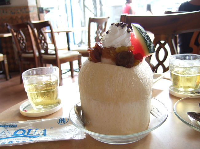 街角のカフェでこんなベトナムスイーツを食べたり。<br /><br />（このカフェも、名前忘れました…）