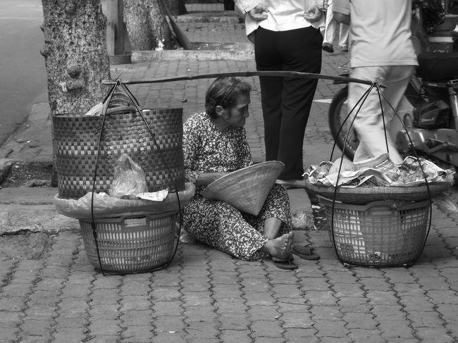 街に座るおばあさん。