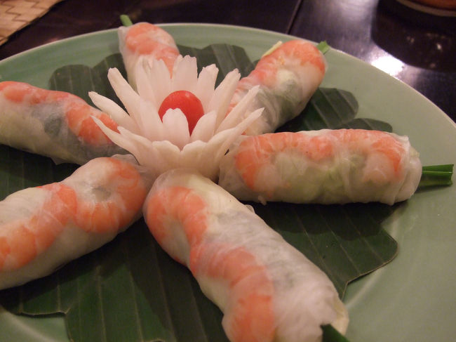 ベトナム最後のご飯は、<br />ドンコイ通りの「KINH BAC」というところで。<br /><br />ここは、まあ可もなく不可もなく、というところでしょうか。<br /><br />言わずと知れた、生春巻き。