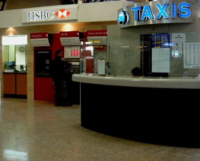 ←◆『マルタの空港にて♪』 <br /><br />バスが終ってるのでタクシーで<br /><br />このカウンターで前払い制です<br />隣で両替やＡＴＭで引出せます