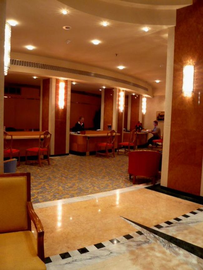 ←◆『ホテルのフロント♪』 <br /><br />フロントでチェックインして<br /><br />ここは４つ☆と５つ☆があり<br />２つが繋がってるらしいです<br /><br />当然、私は５つ☆の方を予約