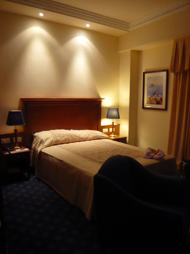 ←◆『ホテルの部屋♪』<br /><br />一人でもダブルベッド(笑)<br /><br />部屋は少し狭い印象ですが<br />一人なので全然問題なしね