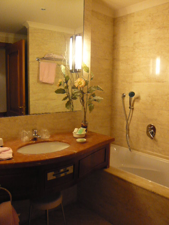 ←◆『ホテルの部屋♪』<br /><br />こっちがバスルーム・・<br /><br />あれ？花が造花です(^_^;