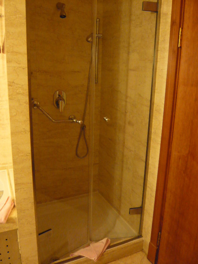 ←◆『ホテルの部屋♪』<br /><br />バスに独立のシャワーが<br /><br />これはポイント高いです