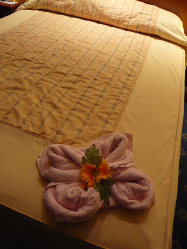 ←◆『ホテルの部屋♪』<br /><br />ベッドサイドにこの飾り<br /><br />このバスタオルを使って<br />お風呂に入って即寝ます<br /><br />ホント食べて移動の一日<br />さ、明日から観光するぞ