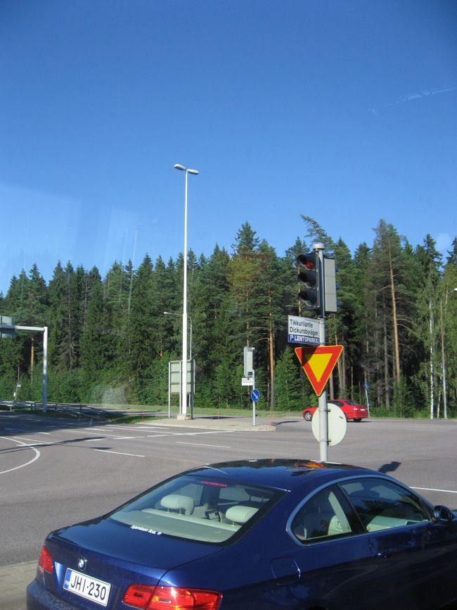 フィンエアーで9時間半。<br />市内までは、フィンエアーのバスに乗ろうと思ったら並んでたので、615番バス（3.8ユーロ？）に乗り込む。<br />車窓からの眺めは、おおっフィンランド的な木々でテンションが上がります↑↑。<br />バスは中央駅の左にちょろんと停まります。