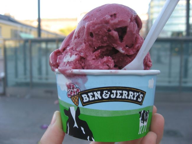 カンピの１階でアイスを買う。ホントアイス食べてる人多すぎ〜。思わずつられる。意志弱いから。<br />ベリーベリーソルベは爽やかな甘酸っぱさでおいしかった〜！！チーズケーキブラウニーは濃厚で甘かった。やっぱり２スクープはためしときたいですよね。