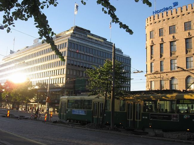 ＰＭ９時頃のマルスキホテル前。<br />熱を帯びた夕暮れ時のようで、じんわりします。