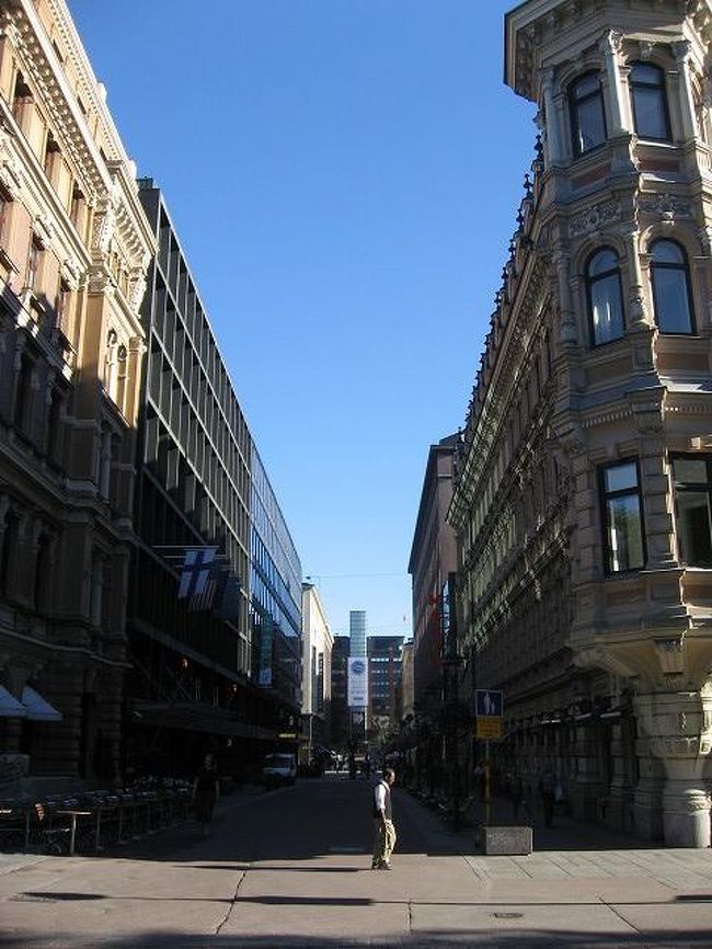 昼には埋め尽くされるエスプラナーディ周辺も朝８時半だと、側転しながらでも進めそうです。