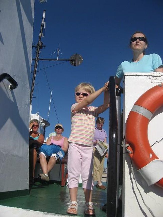 スオメンリンナ行きのフェリーで。<br />サングラスが決まってます。<br /><br />マーケット広場から出発で、上は暑いけどぼんやりと街並みをみながらの船出は気持ちいいです。