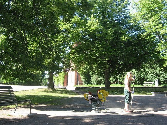 公園を見つけたので、ぶらんこにゆられてみました。<br />前でお掃除してます。<br /><br />